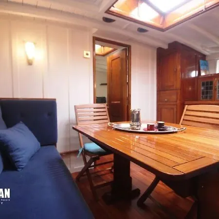 Yacht Karaboudjan Bateau-hôtel
